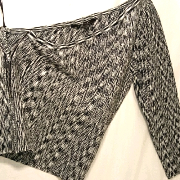 GUESS ONE SLEEVE CROP TOP - Picture 5 of 5